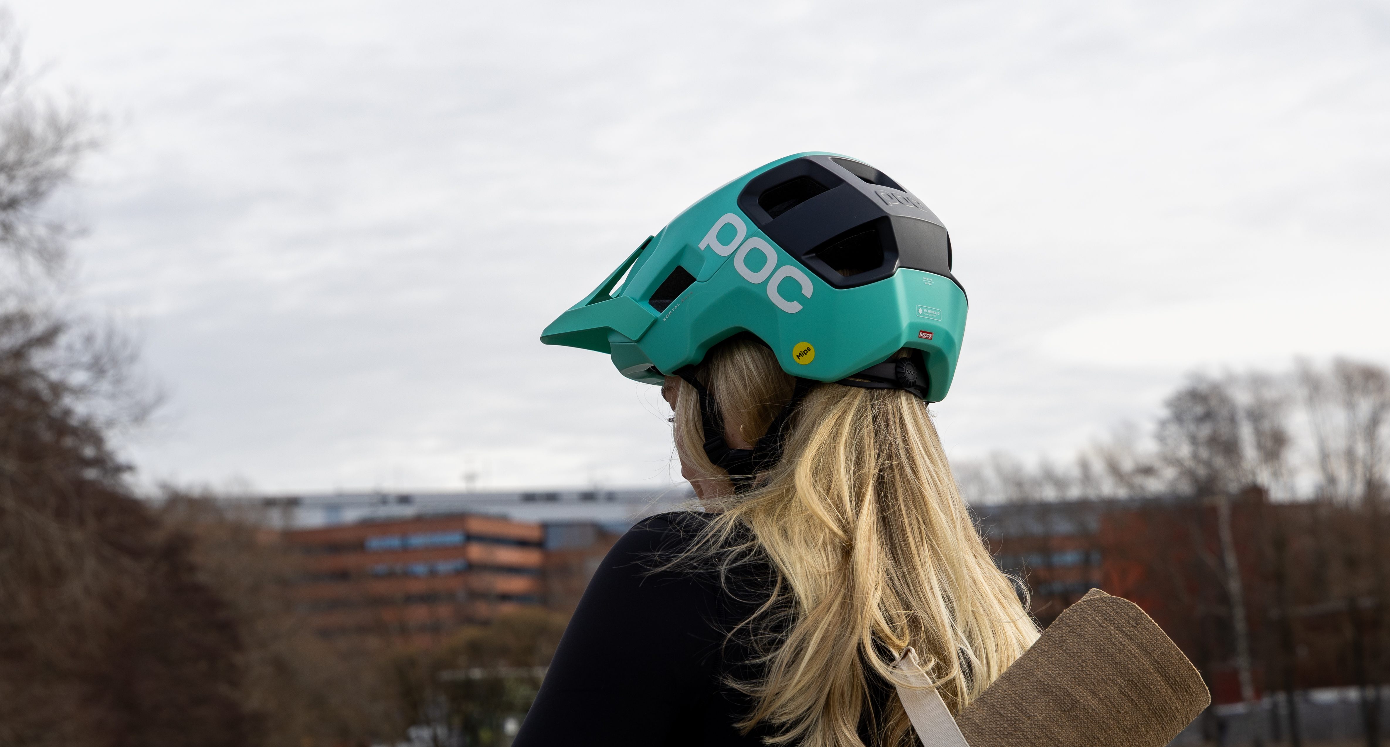 Nainen pyöräilykypärä päässä